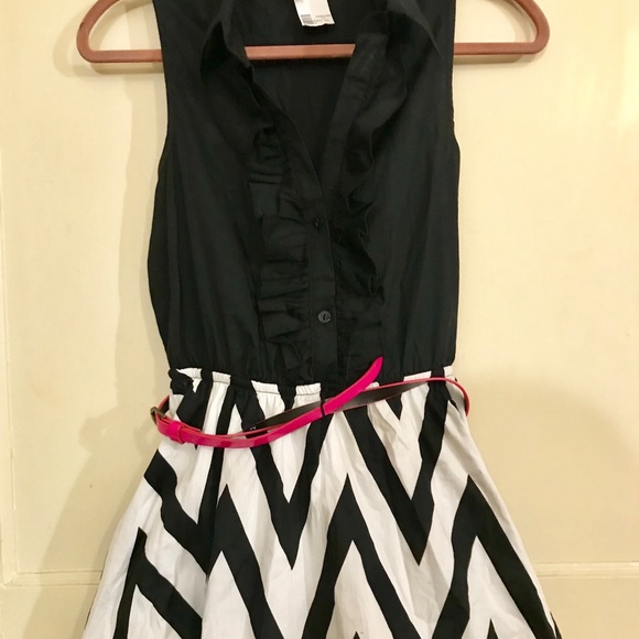 NWT Fun ✨ Blk &White striped geometrically!👗 - Picture 2 of 5